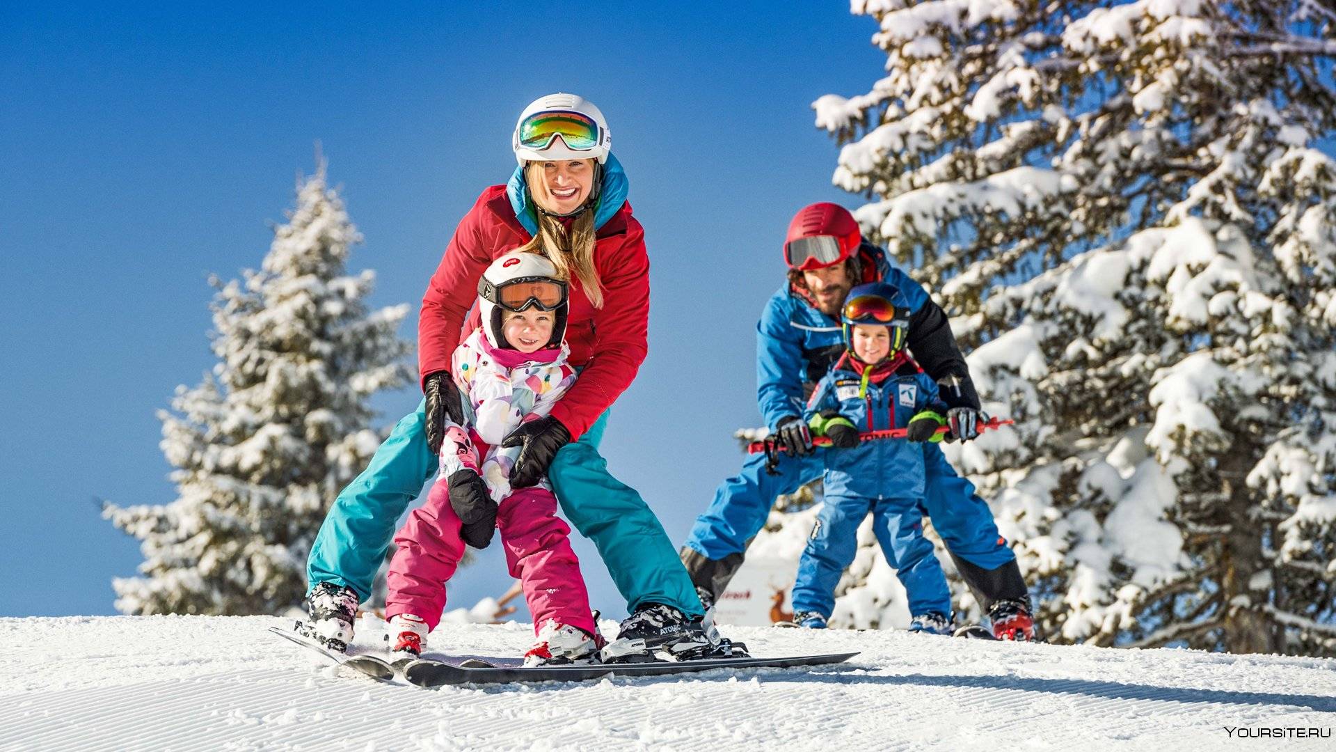 Катание на горнолыжном курорте. Спортивная семья зимой. Катание на горных лыжах. Дети на горнолыжном курорте. Семья с детьми на лыжах.